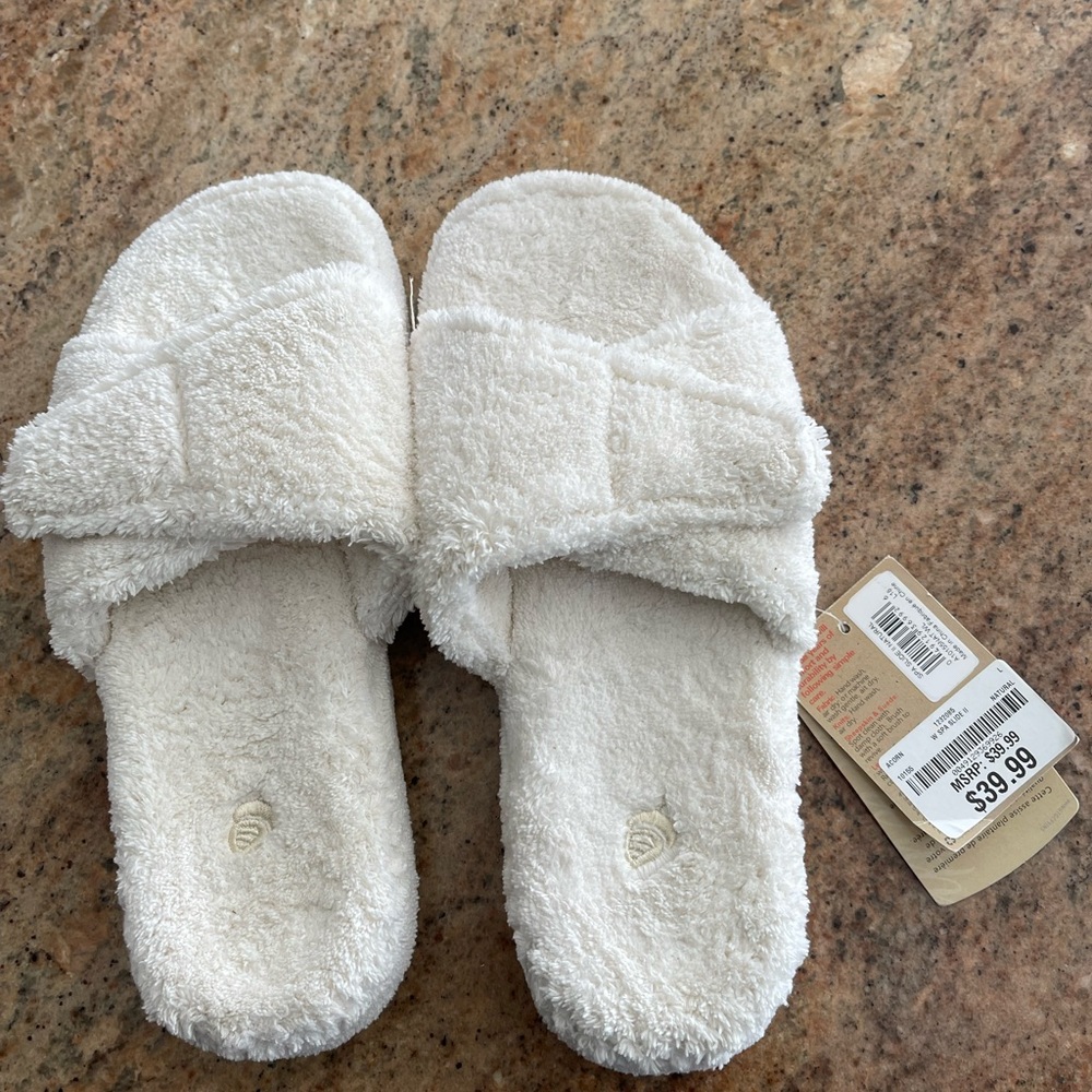 Acorn spa slide II adjustable strap slippers in natural color and Size 8-9-NWT!